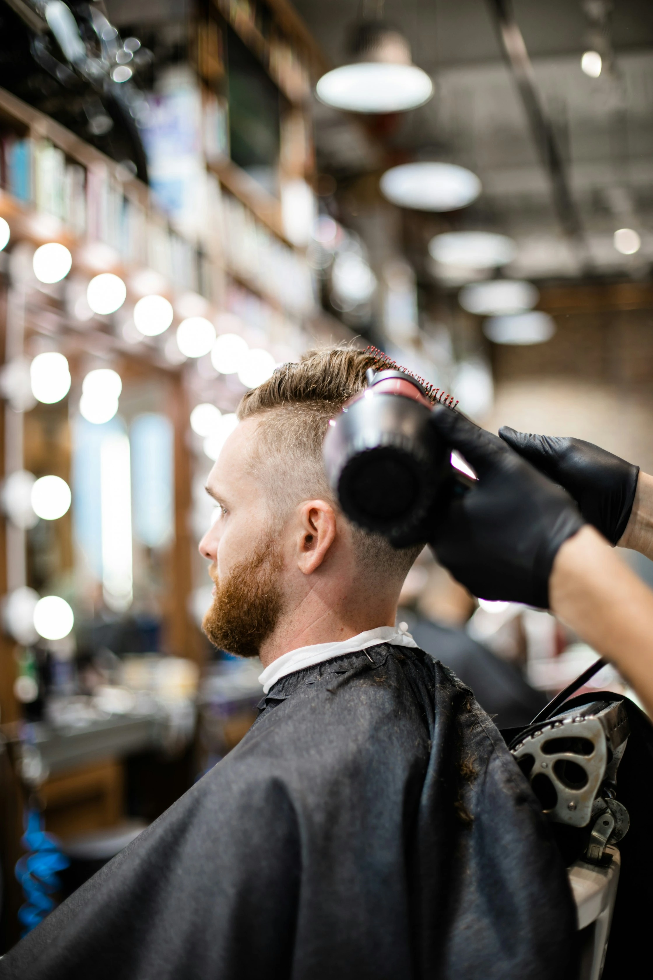 Barbero cortando cabello